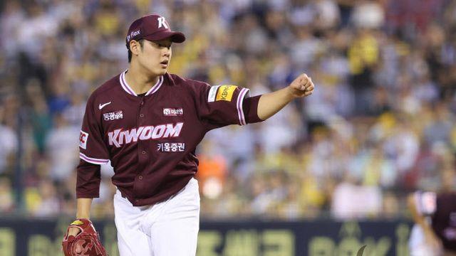 신인 정현우, 임찬규와 맞대결 이겼다...키움, LG 꺾고 6연패 탈출