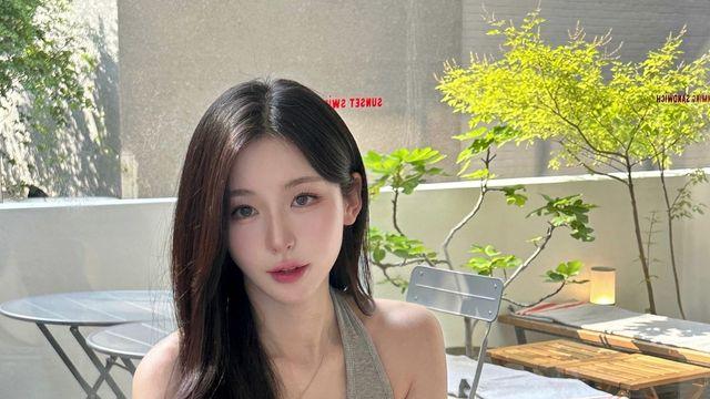 김효쁘, 여신 무드 살린 그레이 홀터넥 스타일링