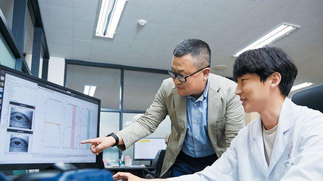고가 장비 대신 VR로 어지럼증 진단…국내 스타트업 개발 의료기기, FDA 첫 승인
