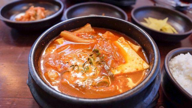 조미료 없이도 집에서 이 맛이…감탄만 나오는 김치찌개, 비법은 '이것'
