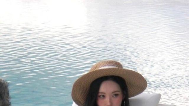 선미, '야외 녹음실'서 뽐낸 늘씬 각선미…매혹적인 분위기 '시선 집중'