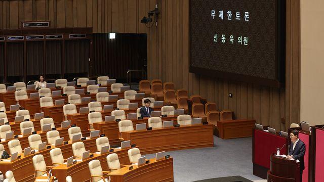 대통령실 “이진숙 방통위원장 직권면직 방안 검토 중”