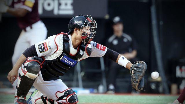 “괜찮대요” 공에 무릎 맞고 통증 호소한 KT 강현우, 타박상 딛고 이튿날 선발 복귀 [SD 수원 브리핑]