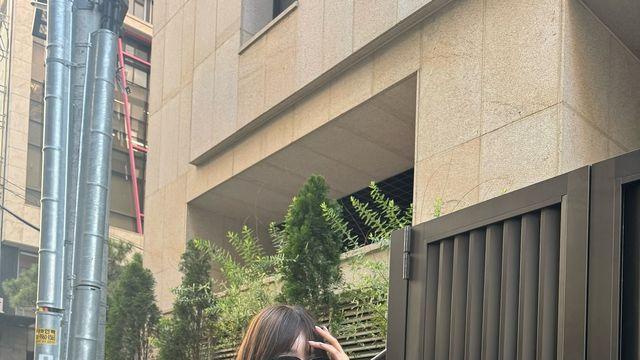 천이슬, 블루 톤 로고 티와 카고 팬츠로 ‘비율 장인’ 인증한 도심 산책룩