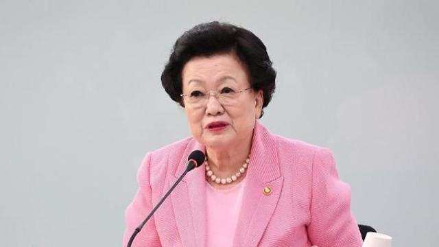 [속보] 민주 “이배용, 김건희에 금거북이 인사청탁 의혹...사퇴하라”