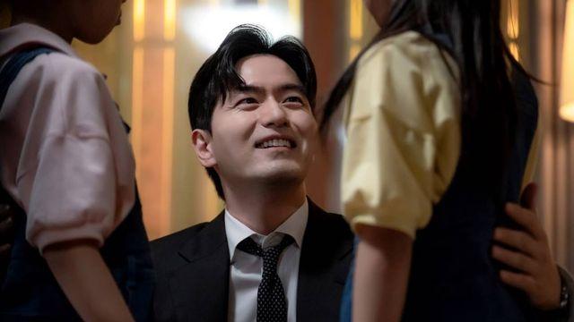 이진욱, 이런 모습도 있네…카리스마 뒤 감춰왔던 꽃미소 (에스콰이어)