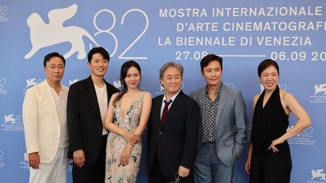 '어쩔수가없다' 이병헌X손예진, 82회 베니스영화제 달궜다…