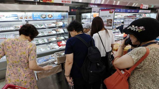 월급 빼고 다 올랐는데…3000원대 '가성비 음식'에 마트 줄섰다