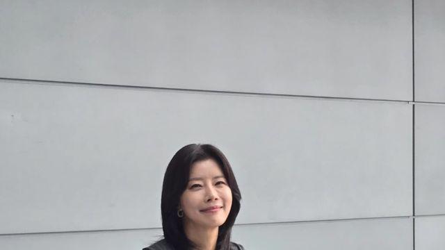 유선, 세련된 그레이 카디건으로 가을 감성 물씬