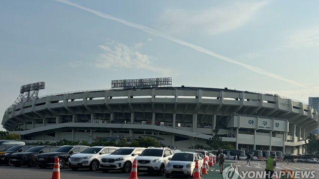 잠실야구장 음식점서 불…인명피해·경기차질 없이 진화