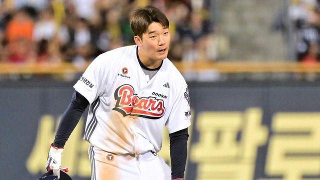 두산도 햄스트링 악령 찾아왔나? '4할 리드오프' 수비 중도 교체→