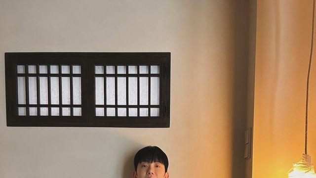 ‘깝권’도 고요해지는 독서 타임, 조권의 블랙 티·연청 데님