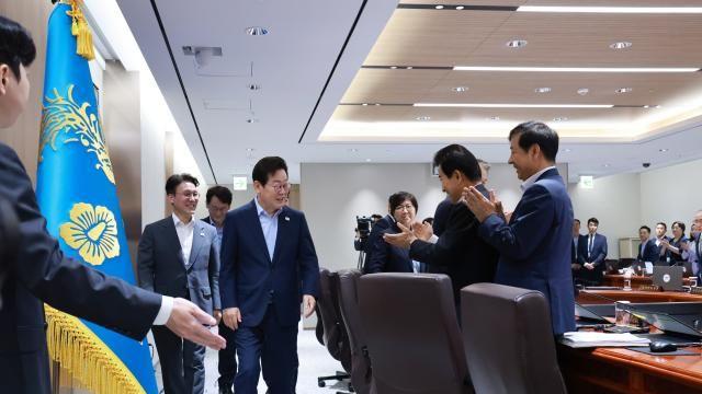 [이주의 여론조사] 순방 효과 컸다…李 대통령 지지율 59%, 3%p 상승