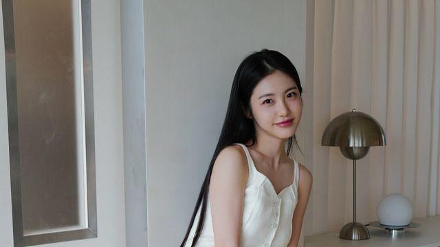 신예은, 화이트 투피스에 블루 캐리어…여행길에서도 러블리 무드