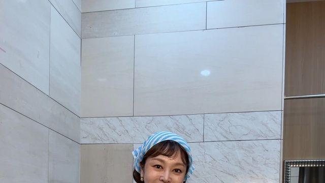대기실에서도 코스탈 무드? 이승연, 블루 스카프로 완성한 여름 보헤미안
