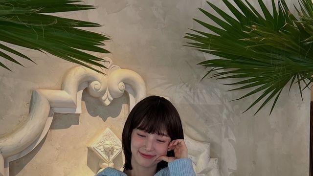 아린, 청량 블루 니트와 미니 스커트로 전한 러블리 무드