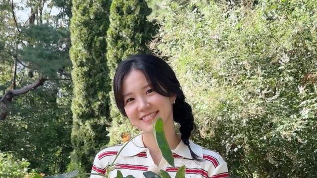 장예원, 자연 속 산뜻한 스트라이프 셔츠룩으로 시선 집중