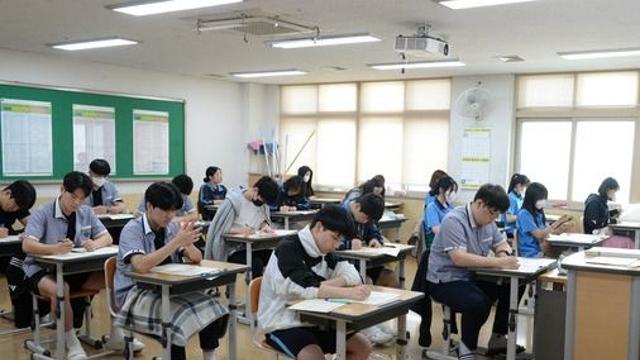 경기 학생 수는 줄었는데 학교·학급·교원은 오히려 늘어