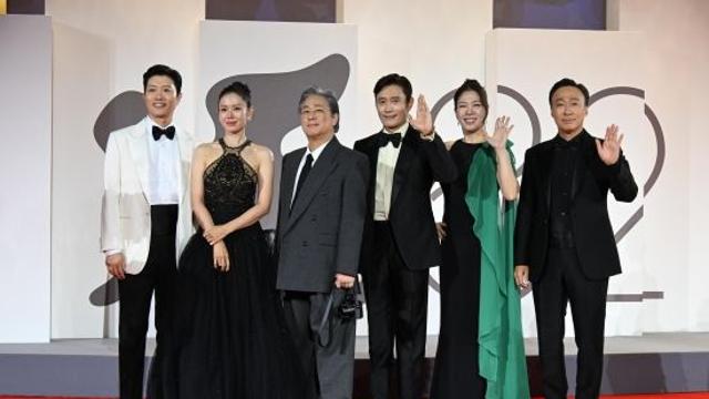 '어쩔수가없다' 베니스 9분 기립박수…美 매체 