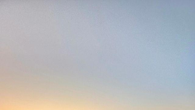 신세경, 황혼빛 바다에서 선보인 감각적 모노톤 캐주얼