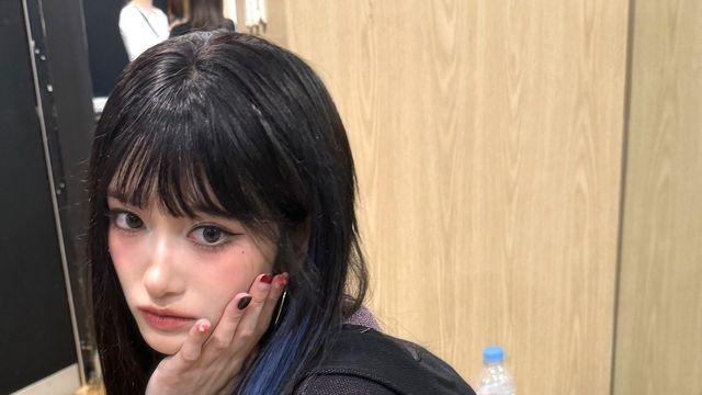 아이브 이서, 핑크 스커트와 블루 포인트로 완성한 ‘인기가요’ 비하인드 룩