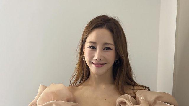김소향, 골드 드레스의 고혹적 아우라로 시상식 주인공 되다