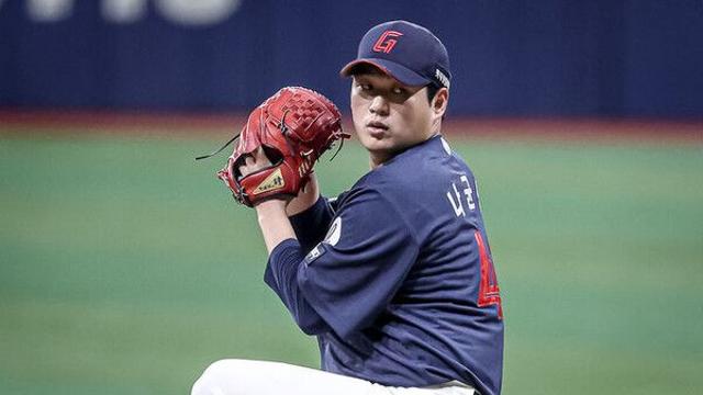 롯데 나균안, 강습 타구에 어깨 맞고 조기 교체…