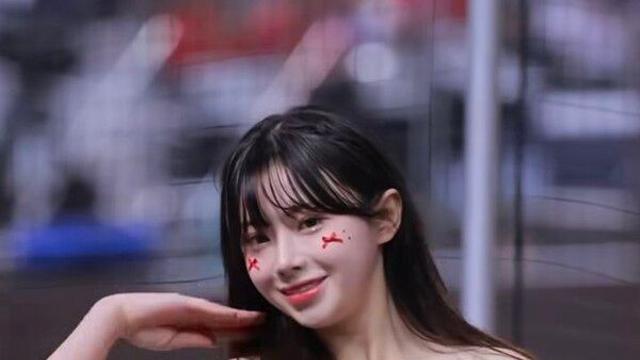 치어리더 김나연, 격렬한 춤사위…'찢어진 스타킹' 화제