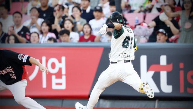 “왜 아웃인지 설명해주지 않느냐” 유준규-한준수 홈 충돌 돌아본 이강철 KT 감독의 답답한 속마음 [SD 수원 브리핑]
