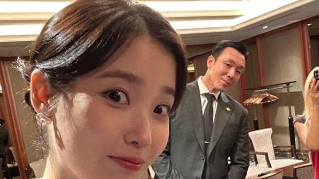 아이유, '그림자' 박근우 경호원과 훈훈한 투샷…“지은 대장 축하해”