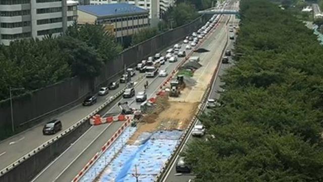 서부간선도로서 음주운전 승용차 전복…일대 교통 정체