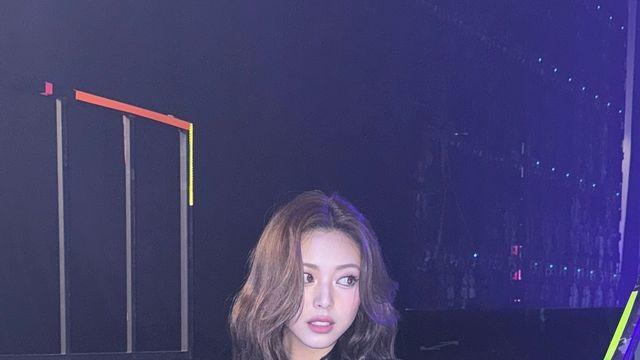있지 유나, 블랙 레더 카리스마로 무대 뒤를 물들이다