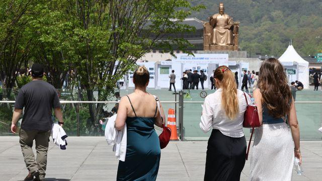 세종대왕 보고 스벅서 광화문 칵테일 한잔하고… 광화문 ‘핫플’ 안가봤니?