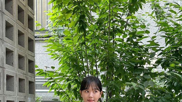 강한나, 블랙 모노톤으로 전한 세련된 여름 인사