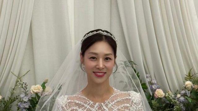 '강경준 불륜 용서' 장신영, SNS에 웨딩드레스 공개…왜?