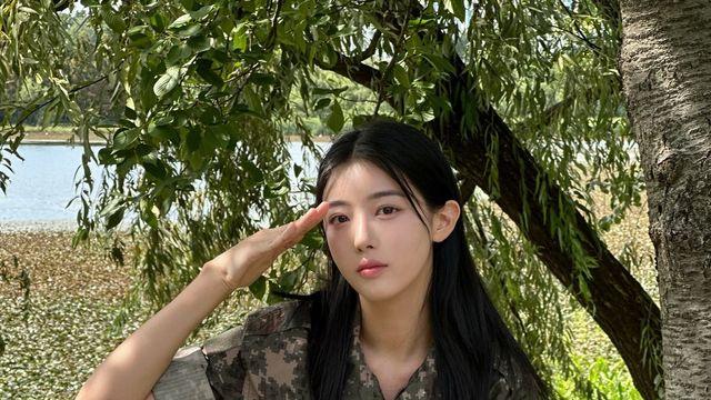 홍민하, 군복 스타일링으로 매력 재발견