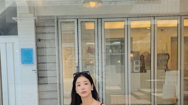 기은세, 블랙 슬리브리스로 보여준 시크 데일리 감각