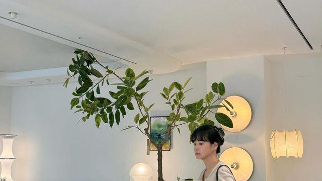 윤승아, 미니멀 무드 속 세련된 화이트 팬츠 스타일