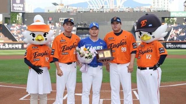 '은퇴 투어' 삼성 오승환, 한화로부터 '황금 자물쇠' 선물 받아