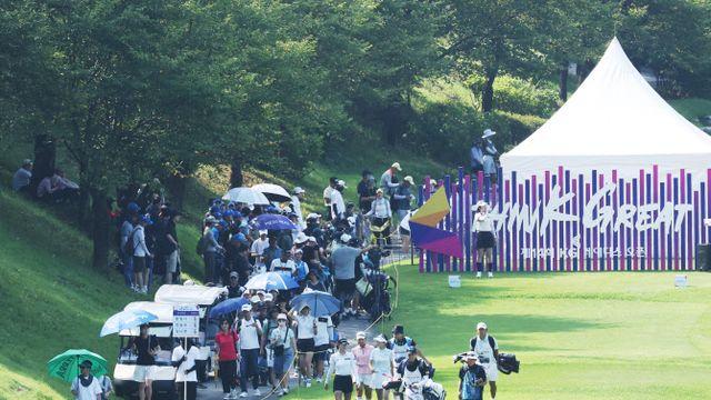 선수 따라 18홀 ‘완주’하는 갤러리들…“2만보 걷는 건 기본이죠”