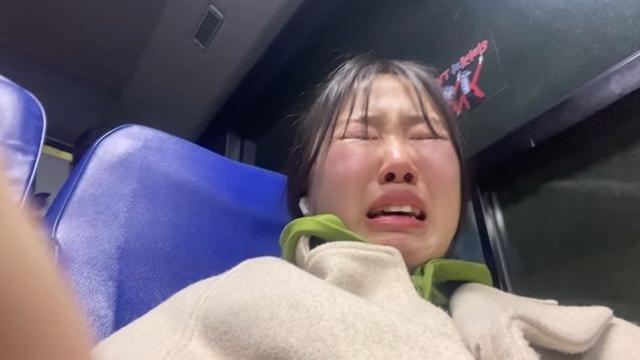 버스 타다가 엉엉... 지예은 닮은 꼴 ‘쓰까르’, 매력 넘치네  [김지혜의 ★튜브]