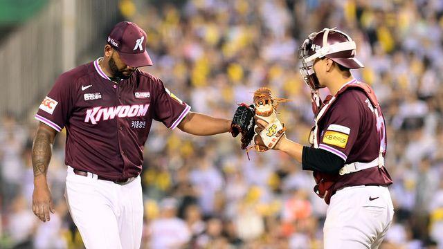 '1위 LG' KBO 대기록, '꼴찌' 키움이 멈춰 세웠다…오지환 실책+장현식 폭투 속 5-6 석패→12연속 위닝시리즈 끝 [잠실:스코어]