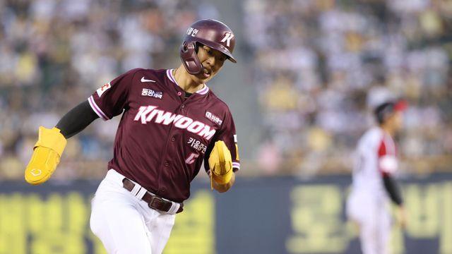 ‘개인 한 시즌 최다도루+9회 센스 주루’ 키움 송성문, 타격 이어 발로 만든 위닝시리즈