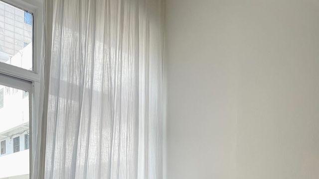송지효, 화이트 스트라이프 파자마 입고 ‘런닝맨’만큼 편안한 일상 공개