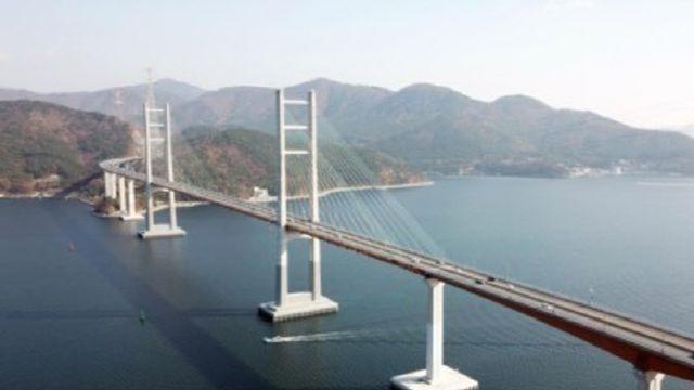 퇴근중 소방관, 다리 난간 넘은 여성 구조..시민들도 가세