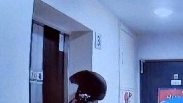 엘리베이터 앞에서 노상방뇨한 배달 기사…누리꾼 공분