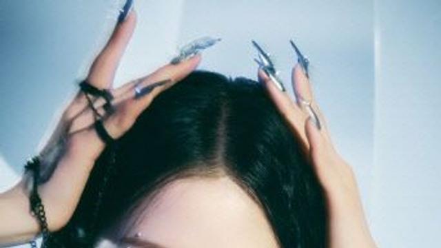 '케플러' 최유진-휴닝바이에, LG트윈스 홈경기 승리기원 시구