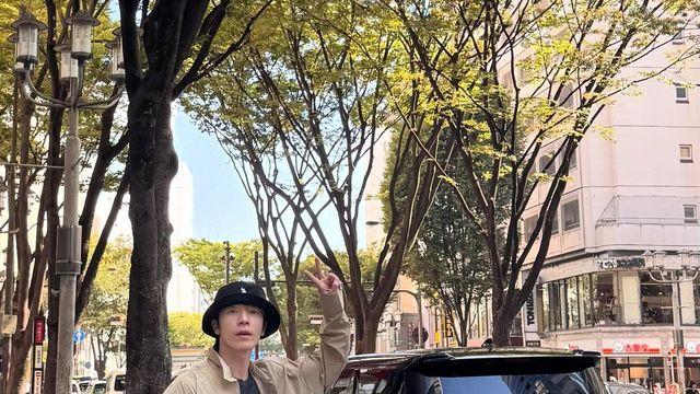 동해, 도심 산책 패션으로 전한 자유로움