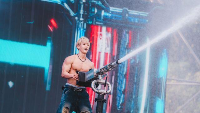 비투비 이민혁, 싱가포르 워터밤도 접수... 대체불가 ‘핫 보디’