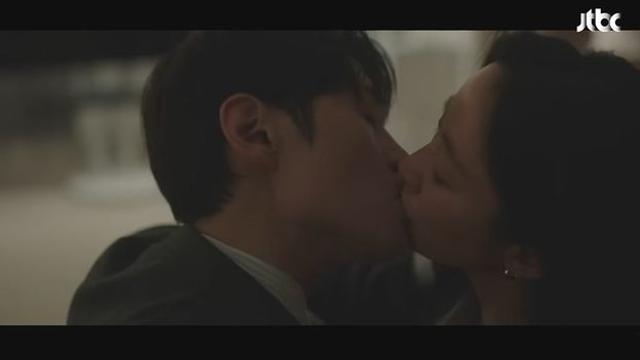 전혜빈, 아깝다면서 키스에 잠자리…어른 로맨스 (에스콰이어)